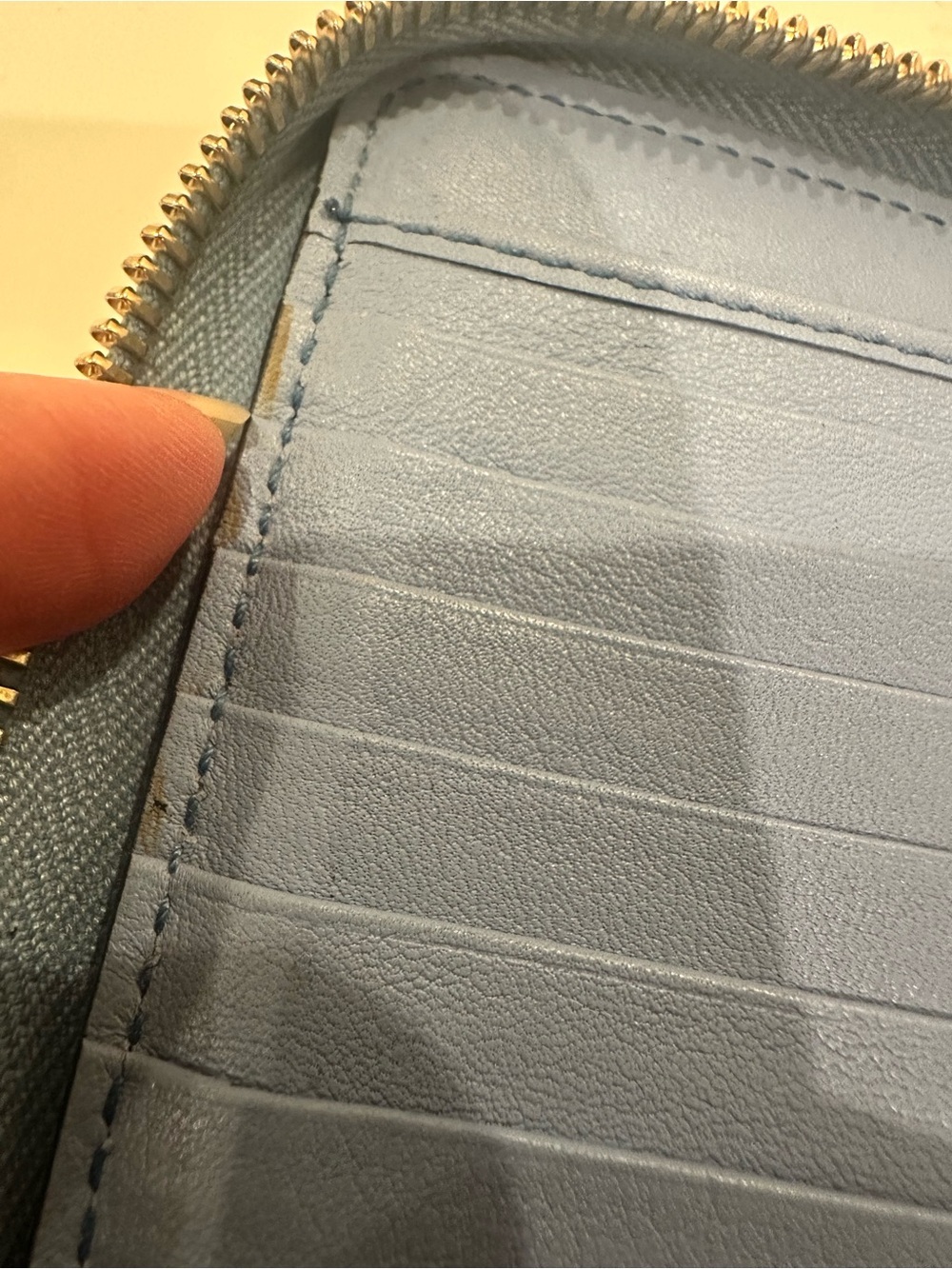 Gucci Baby Blue Sueded Medium Soho Zippy - Picture 9 of 10